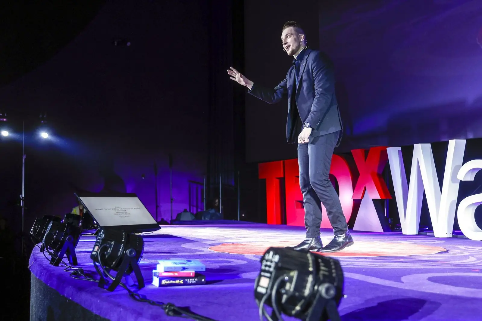 Iluzjonista Y podczas wystąpienia TEDx Warsaw