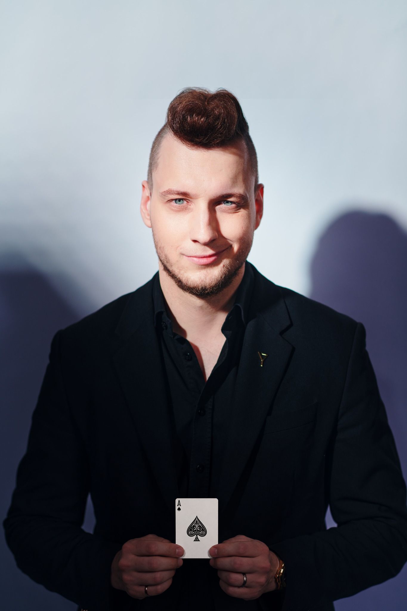 Iluzjonista Y teraz — portret z kartą na jasnym tle