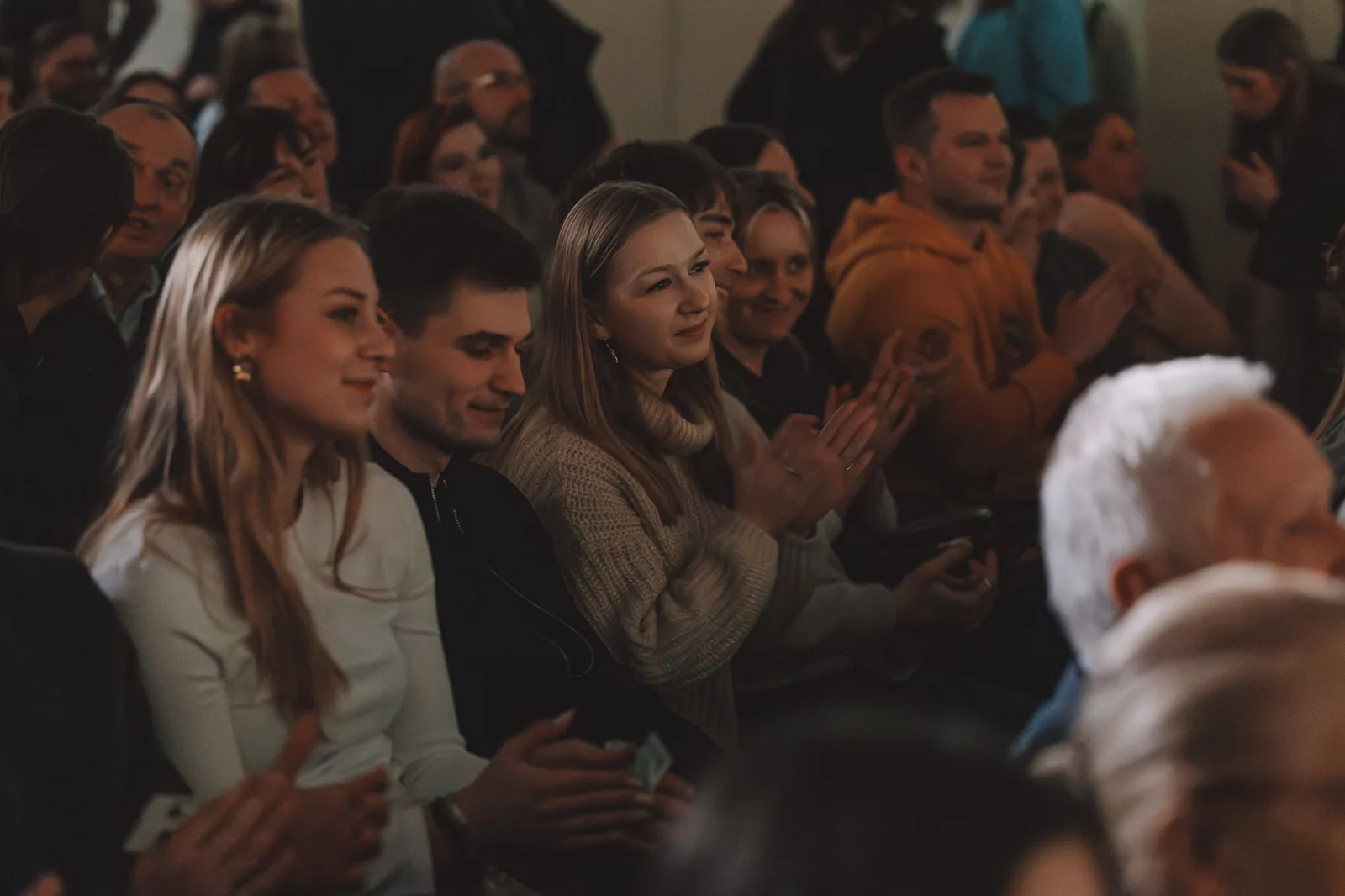 Publiczność reaguje na pokaz iluzji Y w Warszawie